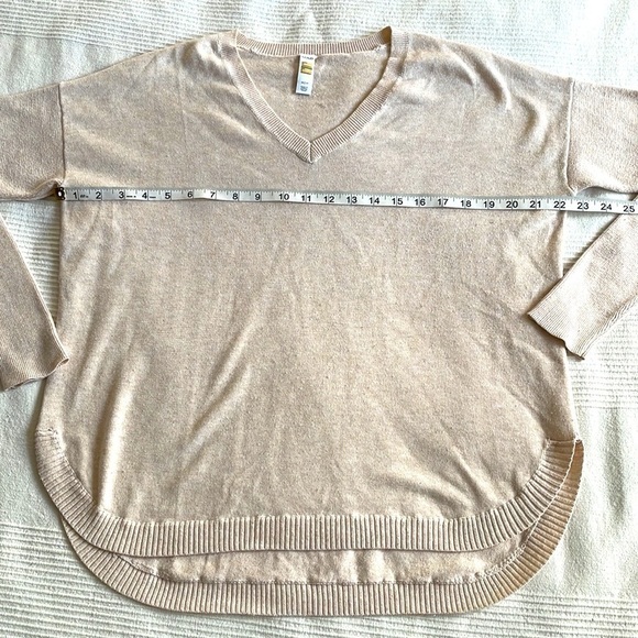 LOLE Oversized Cream Coloured V-Neck Sweater Size XS - Picture 3 of 9